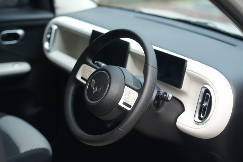 Aira-ev-menghadirkan-nuansa-interior-‘Cookies-and-Cream’-yang-memberikan-tampilan-unik-